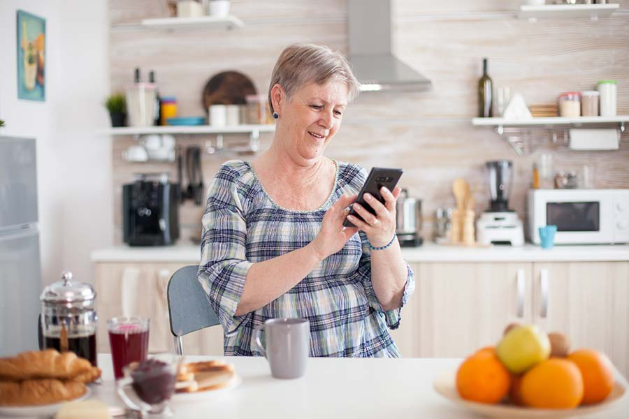 Senior woman on smartphone.